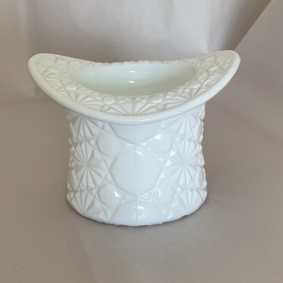 MILK Glass Top Hat, Vintage - Picture 1 of 6